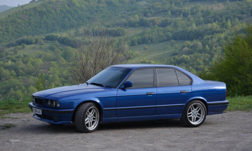 BMW e34 синяя