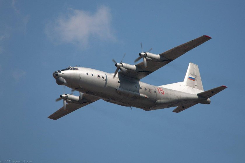 АН-12 военно-транспортный самолёт
