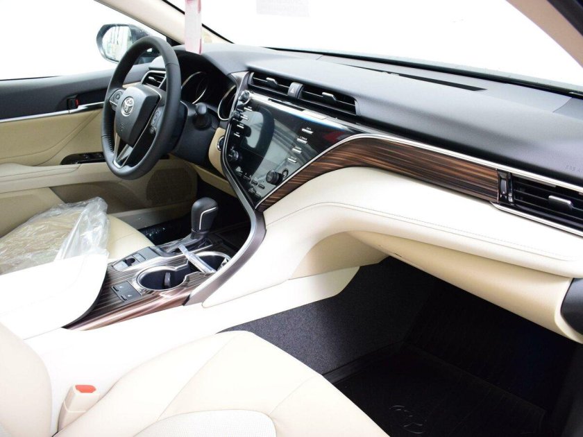 Тойота Камри 3.5 2021 белая салон