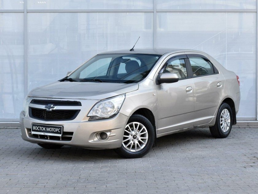 Шевроле кобальт седан золотистый