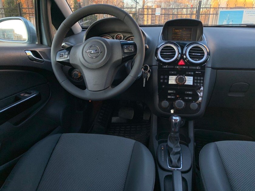 Опель корса 1.4 автомат 2012