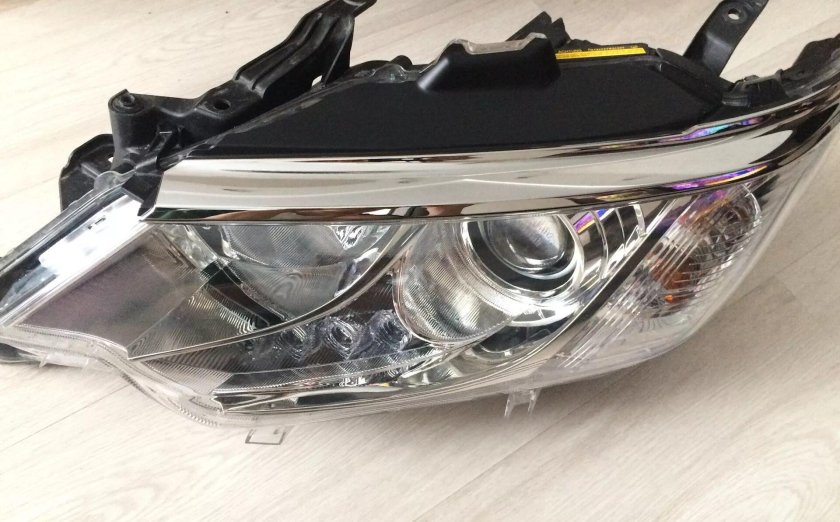 Фара Тойота Камри 55