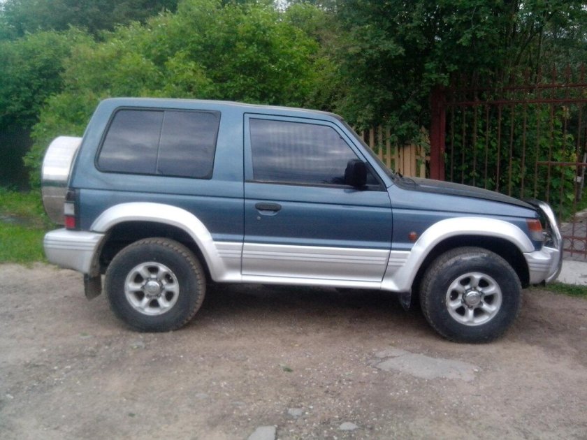 Mitsubishi Pajero II 3