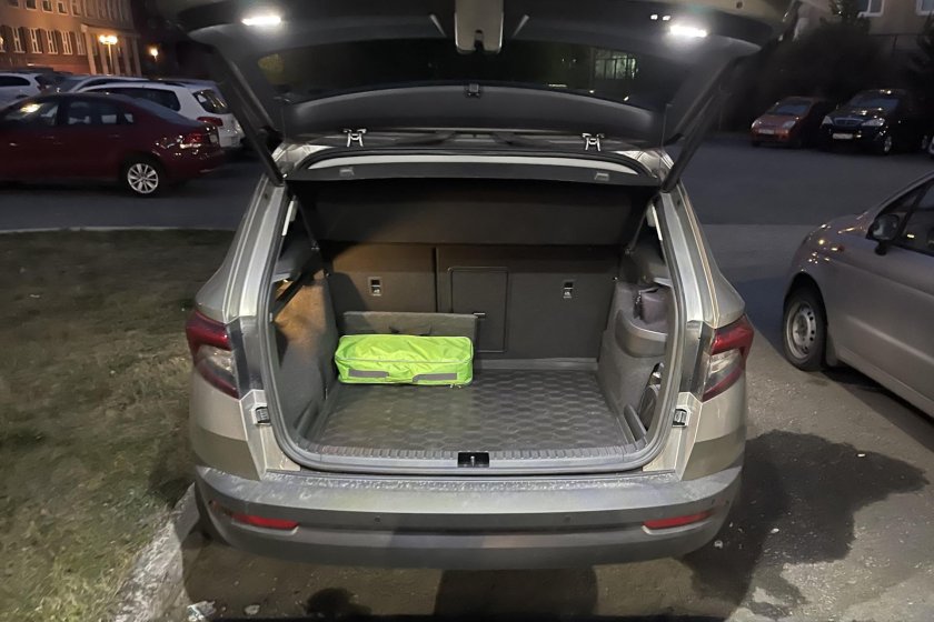 Покажи четверки сзади в багажнике