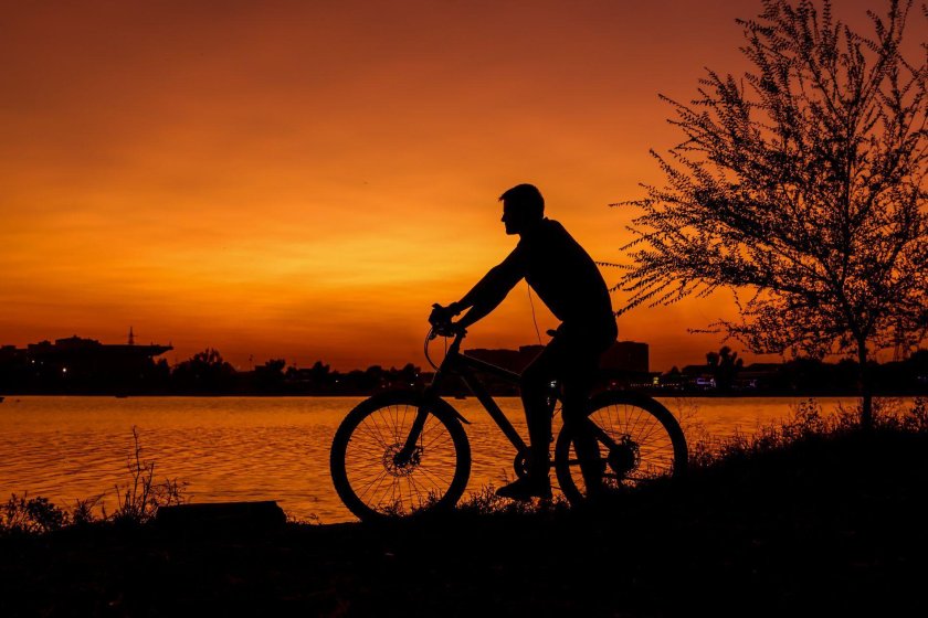 Велосипедист на закате