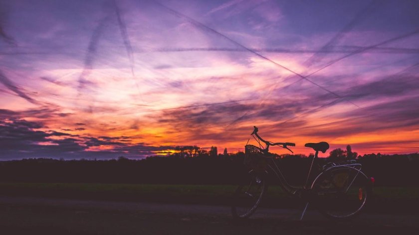 Велосипед на рассвете