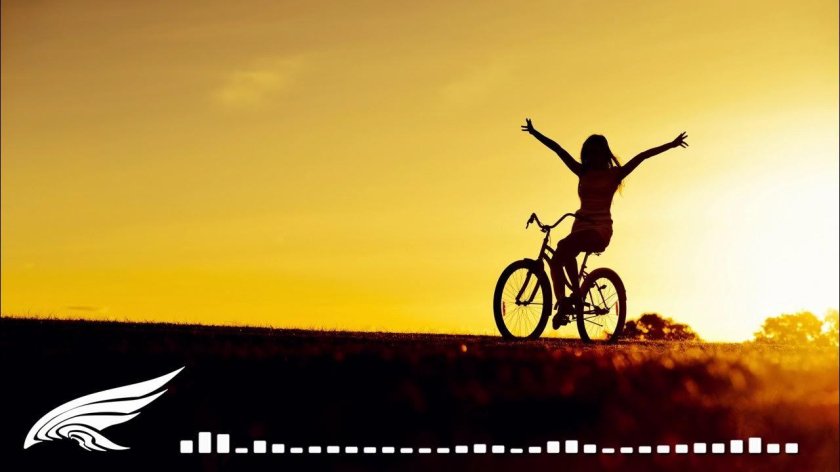 Девушка на велосипеде на закате