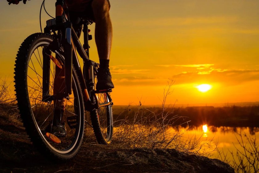 Велосипедист на закате