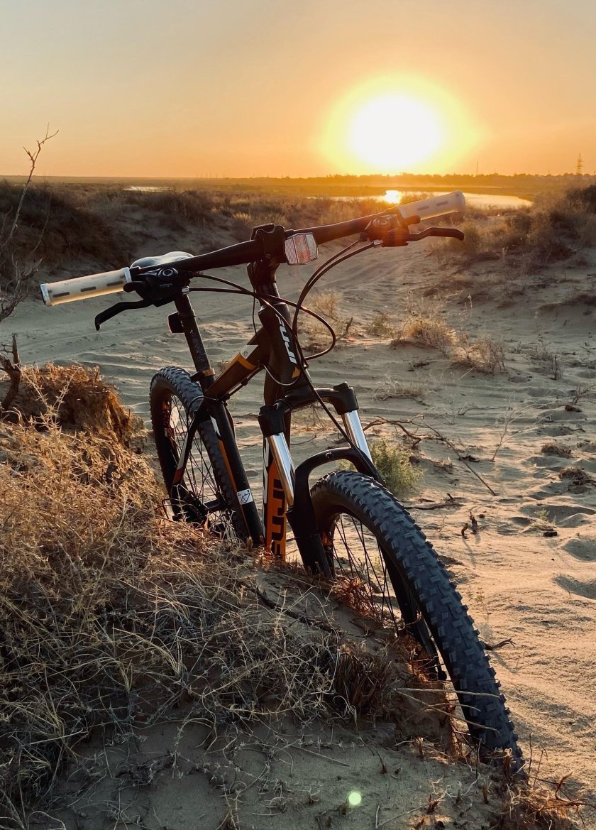 Велосипедист на закате