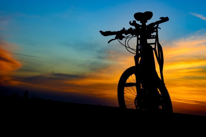 Велосипед на фоне заката