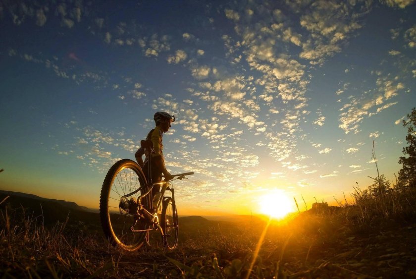 Велосипед на рассвете