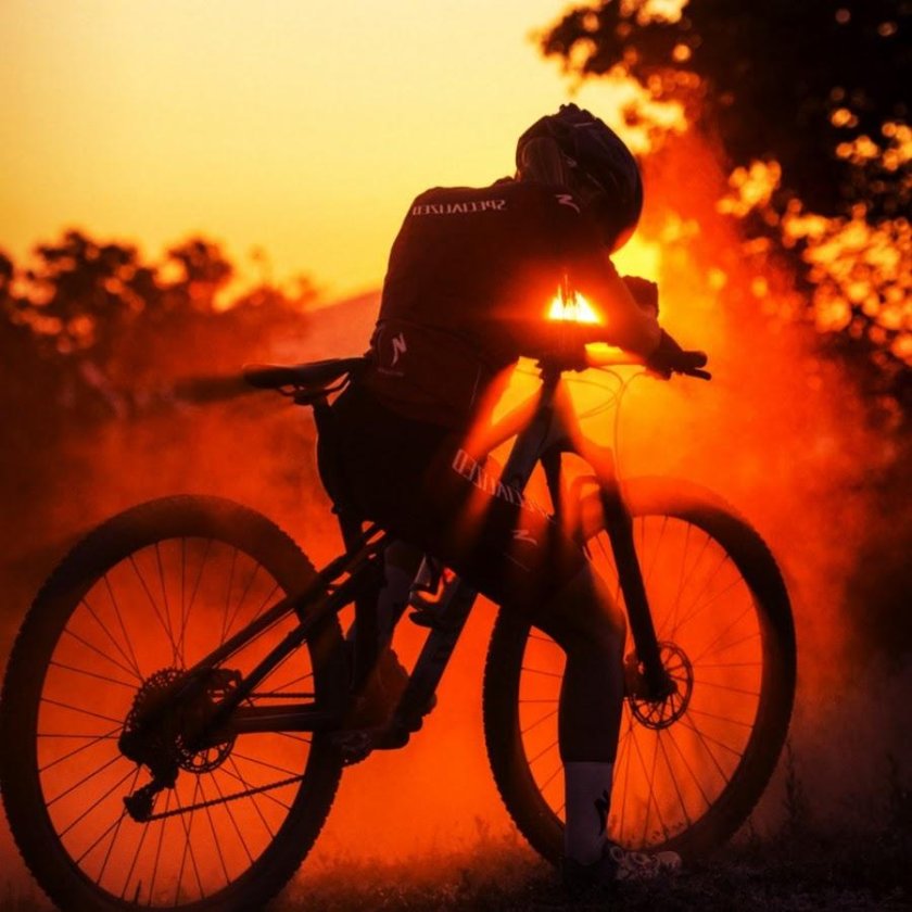 Велосипед на рассвете