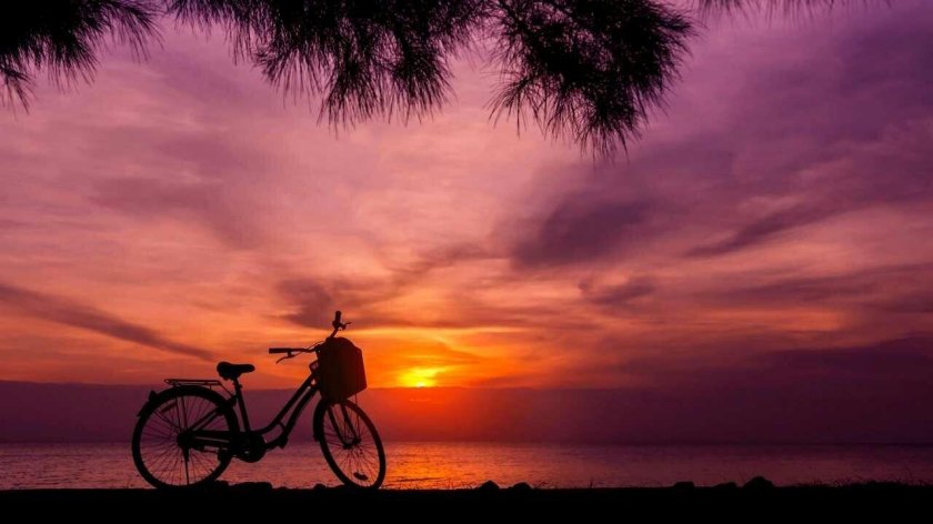 Велосипед на фоне заката