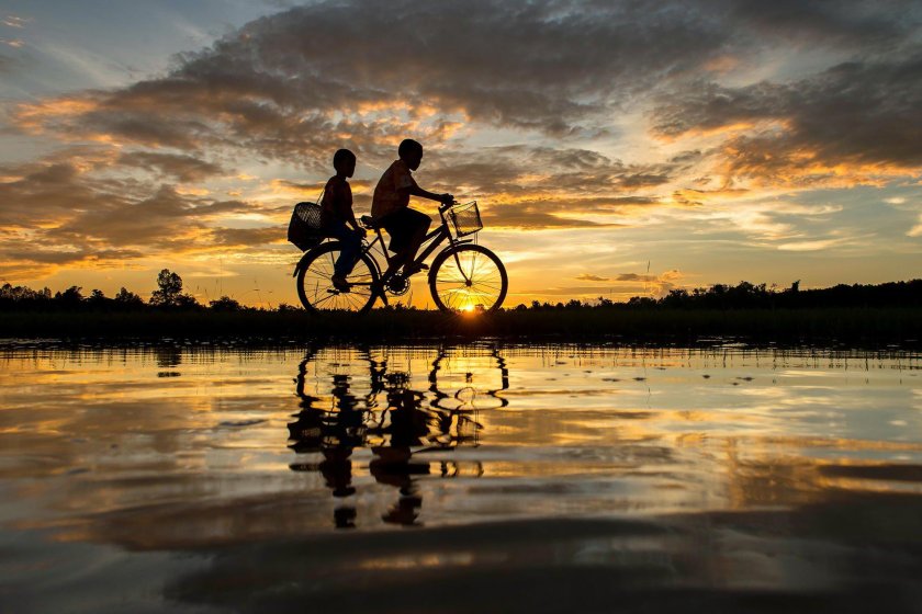 Велосипед на рассвете