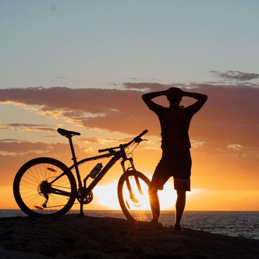 Велосипедист на закате