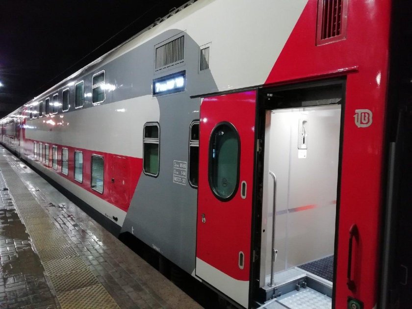 Фирменный пассажирский поезд Карелия 018а