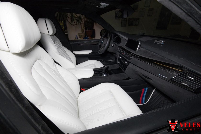 БМВ 5 белый салон