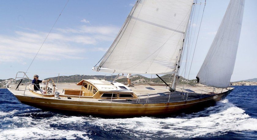 Парусно-моторная яхта