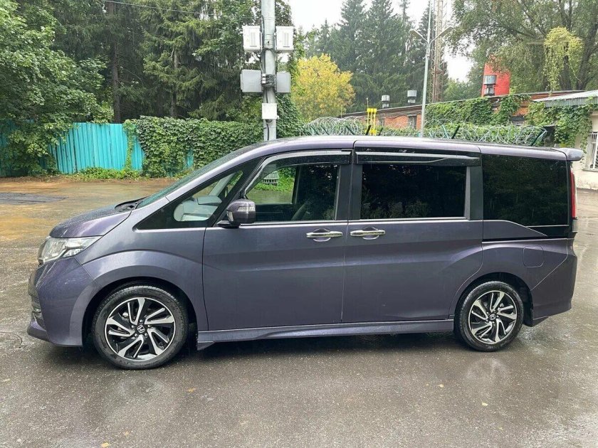 Пурпурный Хонда Степвагон