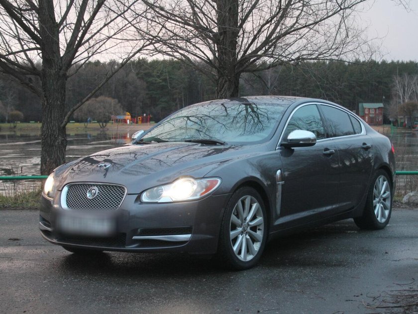 Jaguar серый XF