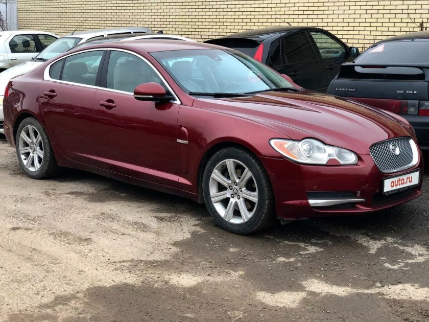 Jaguar XF красный