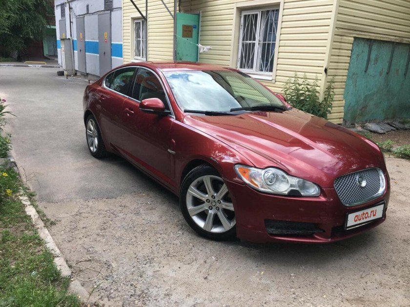 Jaguar XF красный