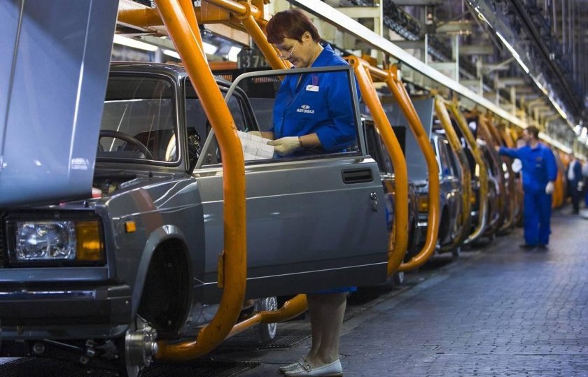 ВАЗ 2107 на конвейере