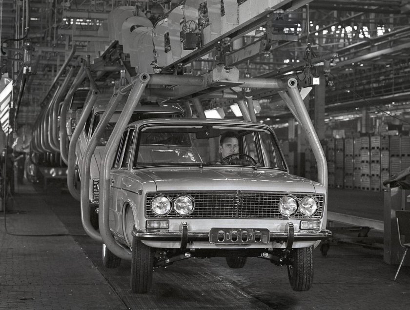 ВАЗ 2103 на конвейере
