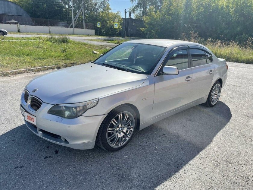 Серебристый седан БМВ