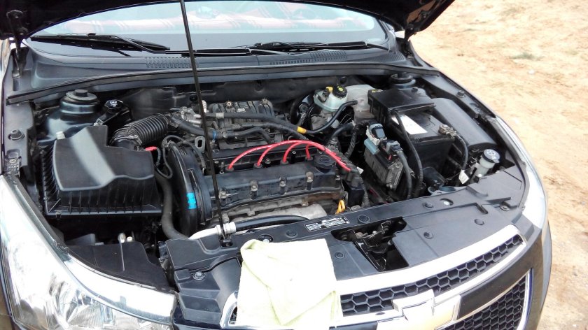 Подкапотное пространство Шевроле Круз 1.8