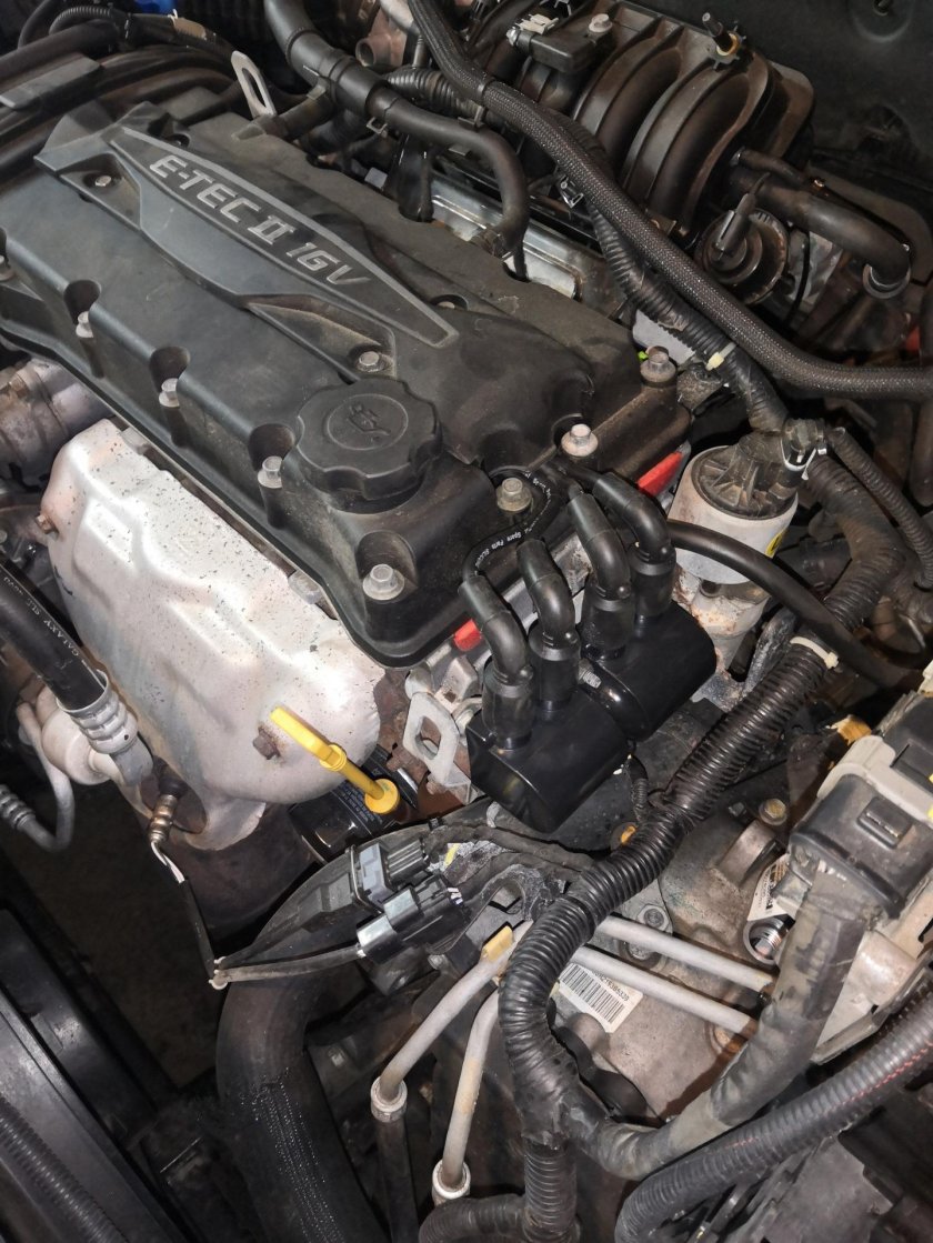 Подкапотное пространство Круз 1.6