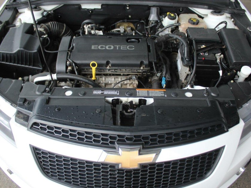 Шевроле Круз табличка под капотом