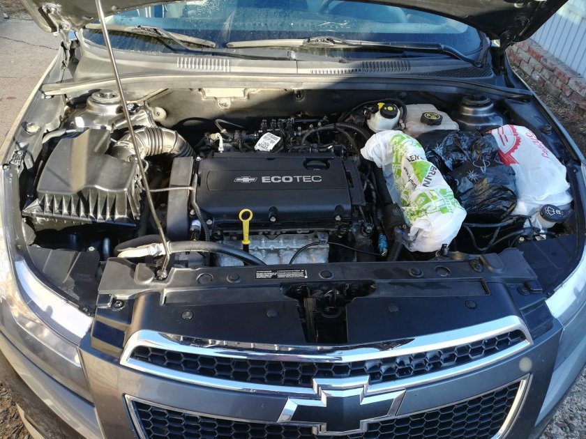 Подкапотка Шевроле Круз 1.6