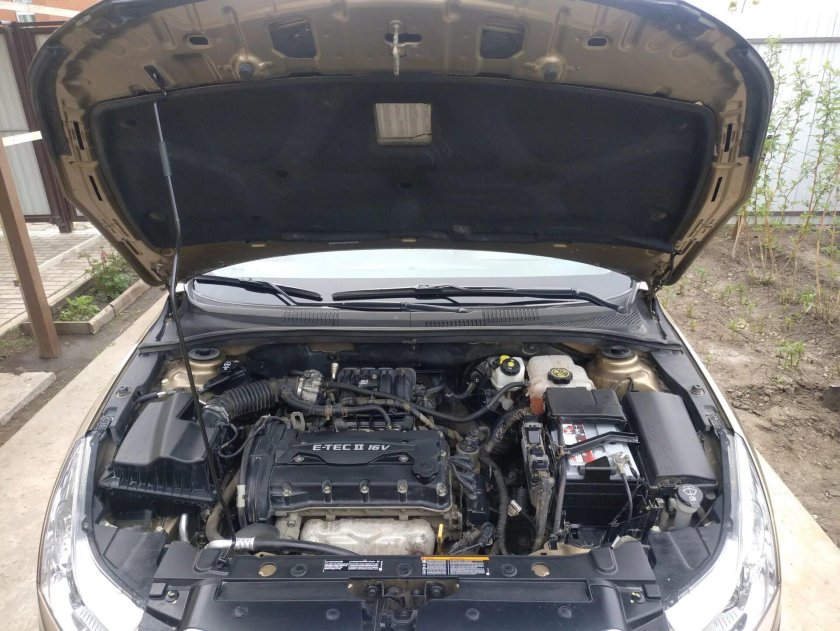 Подкапотка Шевроле Круз 1.6