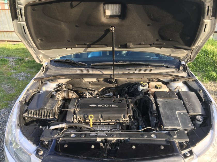 Шевроле Реззо подкапотное пространство