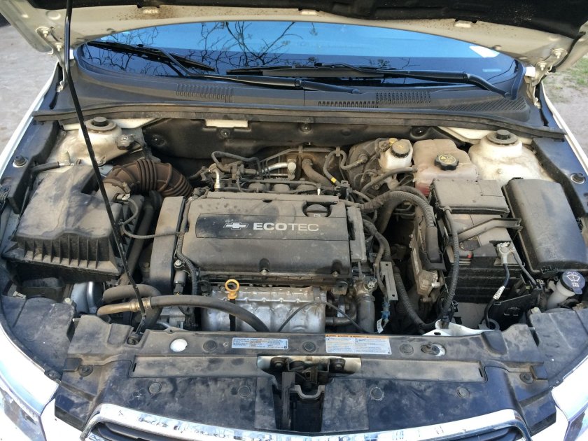 Моторный отсек Шевроле Круз