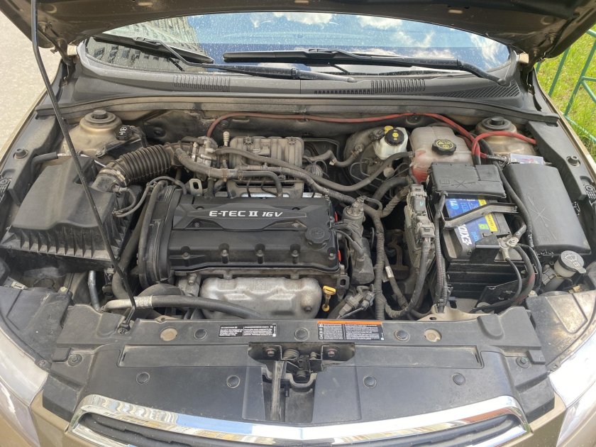 Подкапотное пространство Круз 1.6