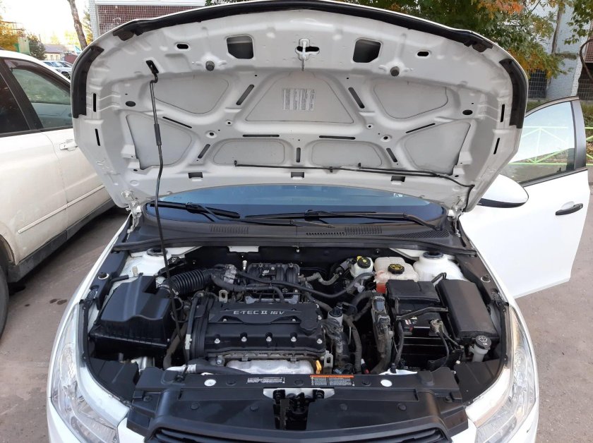 Подкапотка Шевроле Круз 1.6