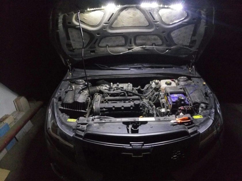 Подсветка подкапотного пространства Шевроле Круз