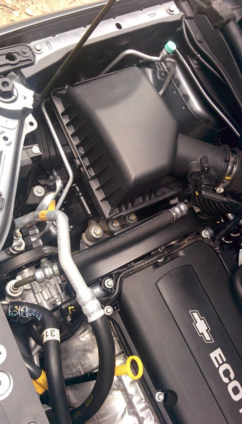 Подкапотное пространство Шевроле Круз 1.8