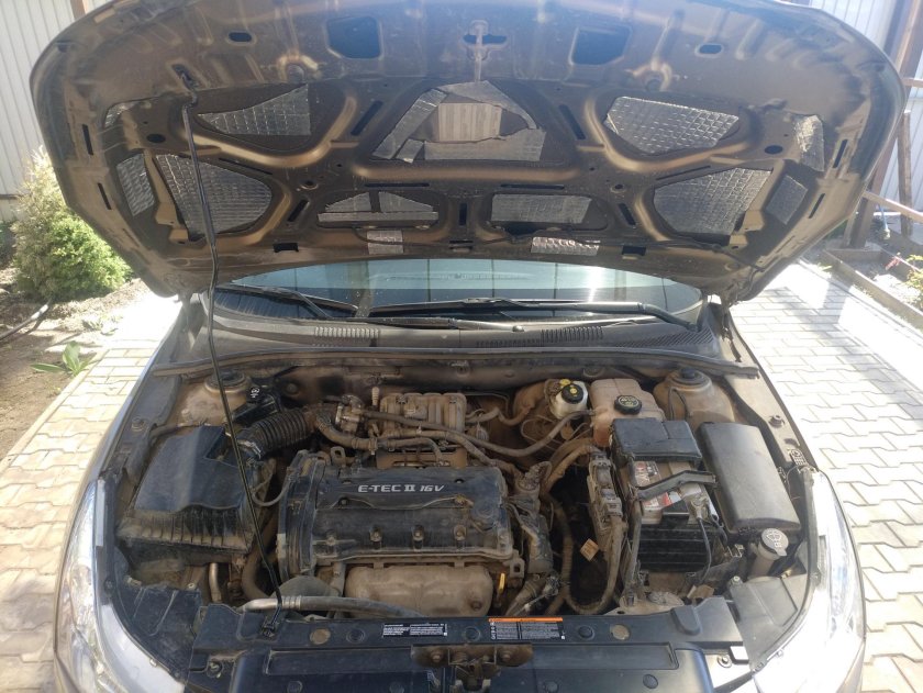 Подкапотка Шевроле Круз 1.6