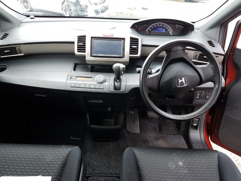 Honda freed Spike 2011