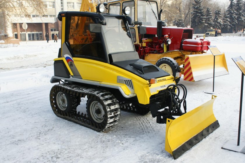 Гусеничный минитрактор Уралец