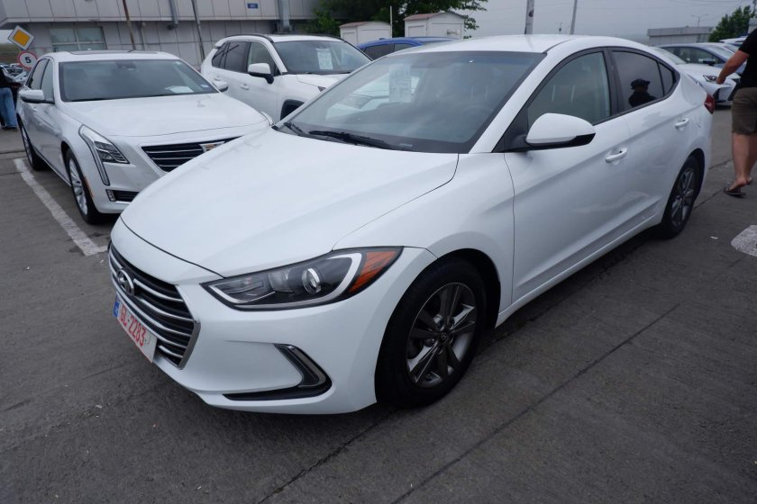 Хендай Элантра 2018 белая