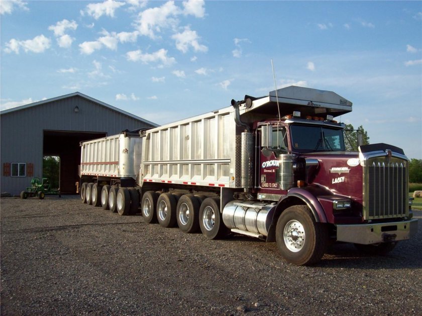 Фредлайнер с полуприцепом зерновоз