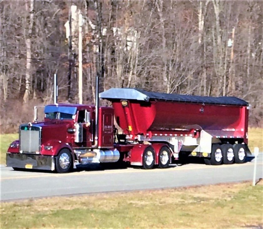 Петербилт с самосвальным полуприцепом