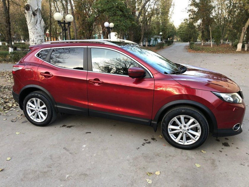 Nissan Qashqai красный