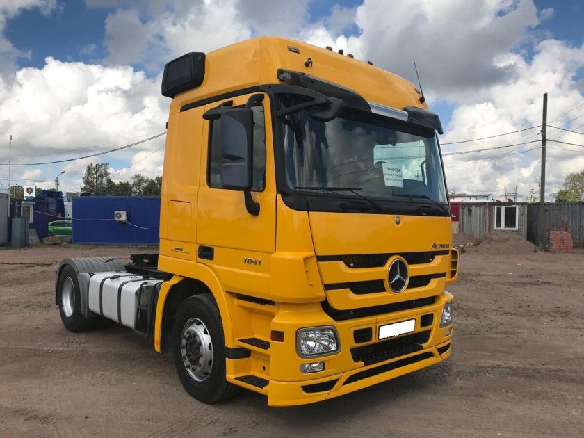 Мерседес Актрос желтый