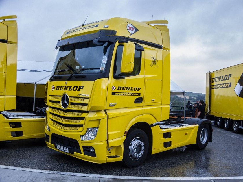 Mercedes-Benz Actros желтый