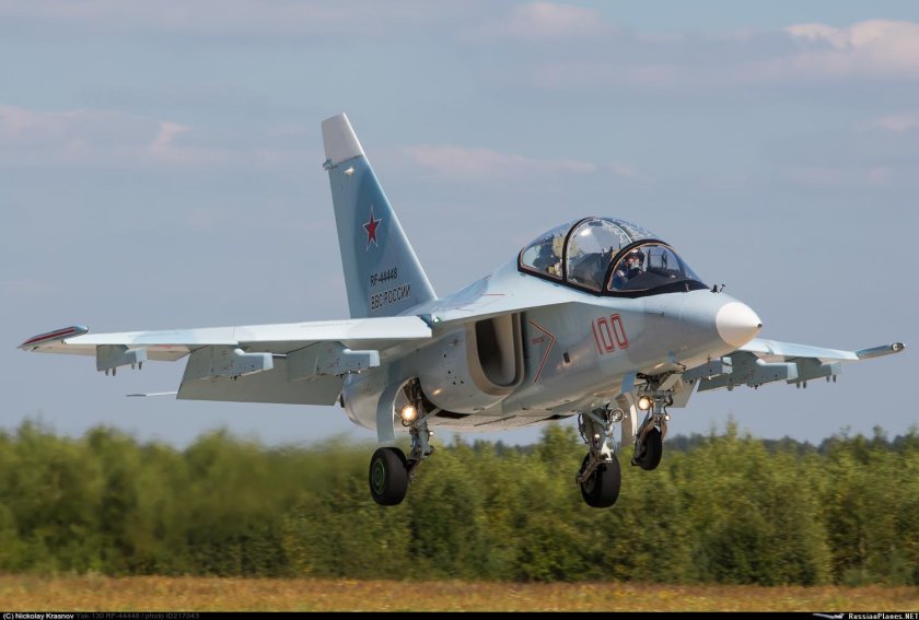 Учебный самолет як 130